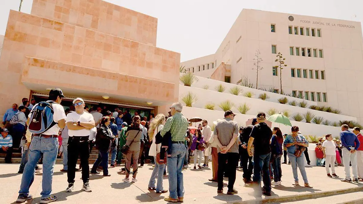 Jubilados en la sede del Poder Judicial de la Federación en Zacatecas